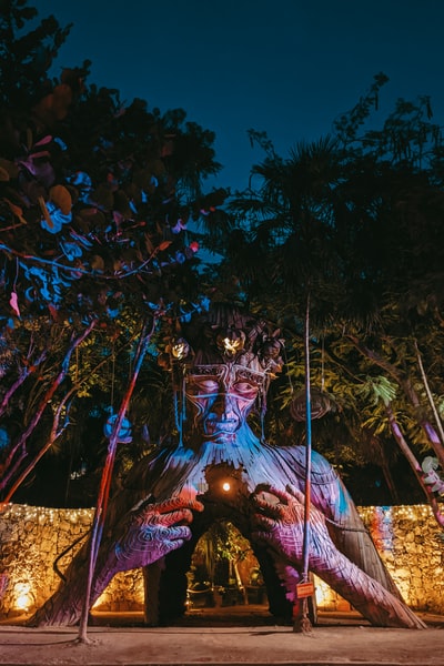 夜间树木旁的印度教神像